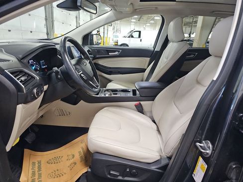 Used 2022 Ford Edge Titanium image 3