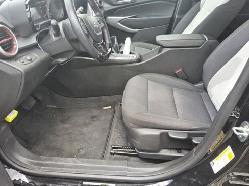 Used 2024 Chevrolet Trax RS FWD image 2