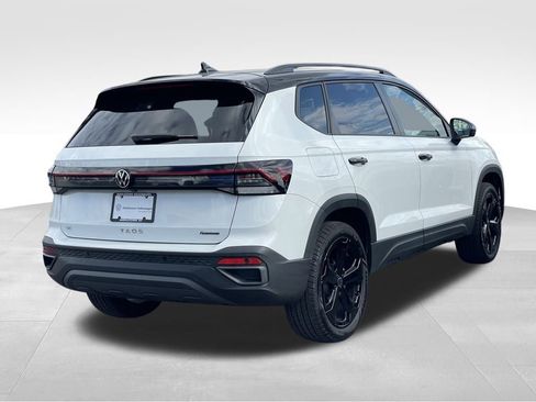 Certified 2025 Volkswagen Taos SE image 4