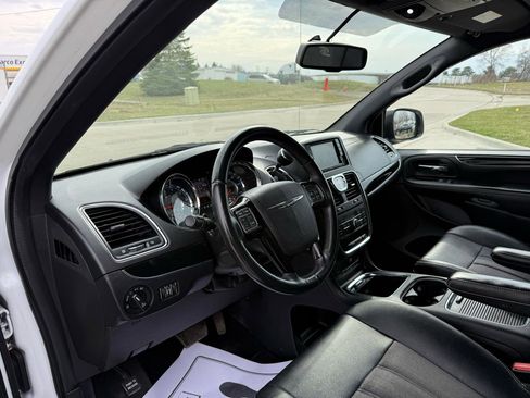 Used 2014 Chrysler Town & Country S image 13