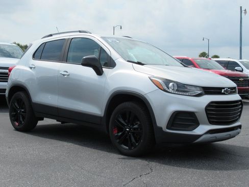 Certified 2018 Chevrolet Trax LT w/ Sun & Sound Package AWD/4WD image 3