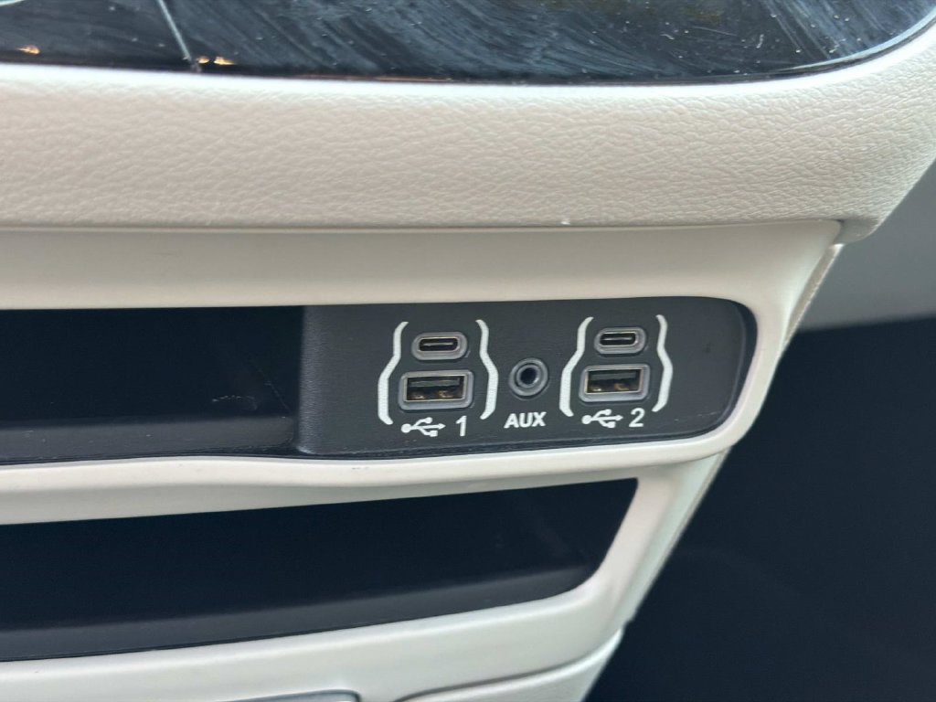 Used 2023 Chrysler Pacifica Touring-L FWD image 29