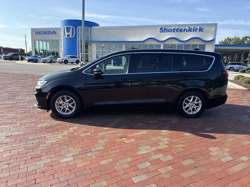 Used 2023 Chrysler Pacifica Touring-L FWD image 33