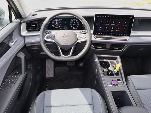 New 2025 Volkswagen Tiguan SE image 18