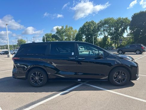Used 2025 Toyota Sienna XSE AWD/4WD image 4