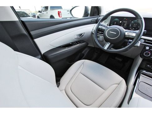 Certified 2025 Hyundai Tucson Limited AWD/4WD image 11
