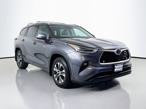 Used 2021 Toyota Highlander XLE AWD/4WD image 3