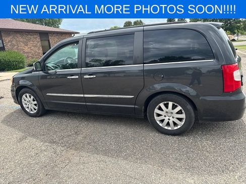Used 2012 Chrysler Town & Country Touring-L w/ Trailer Tow Group FWD image 9