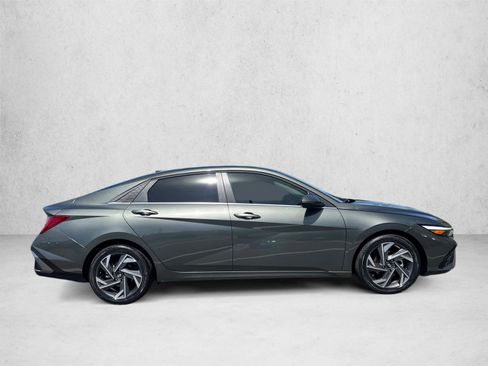 Used 2025 Hyundai Elantra Limited FWD image 4