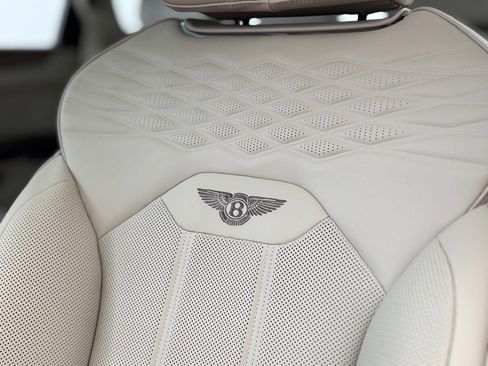 Used 2025 Bentley Bentayga image 26