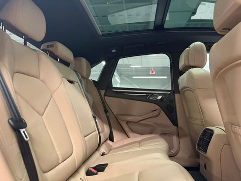 Certified 2022 Porsche Macan AWD/4WD image 29