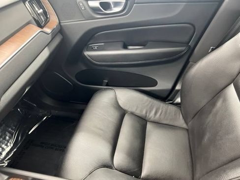 Used 2023 Volvo XC60 B5 Plus AWD/4WD image 18