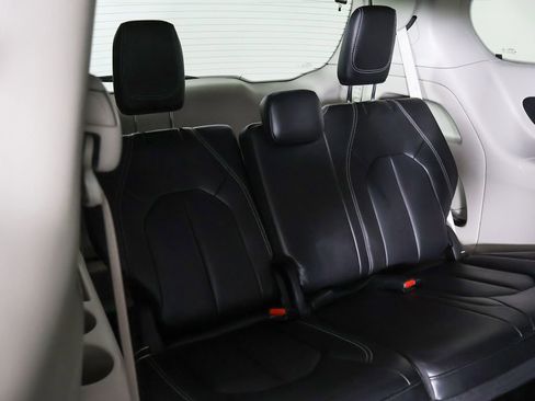 Used 2023 Chrysler Pacifica Touring-L FWD image 37
