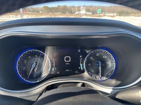 Used 2025 Chrysler Pacifica Limited FWD image 18