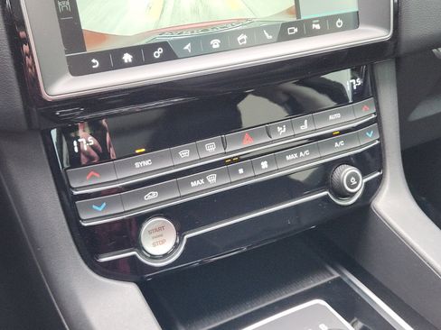 Used 2020 Jaguar F-PACE Premium image 18