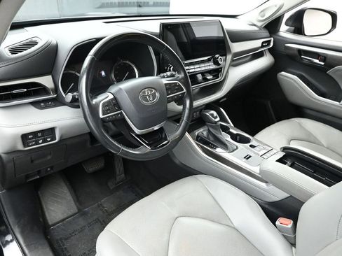 Used 2022 Toyota Highlander Limited image 11