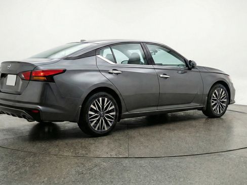 Used 2025 Nissan Altima 2.5 SV FWD image 6