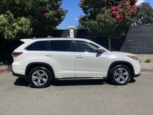 Used 2014 Toyota Highlander Limited w/ Driver Technology Package AWD/4WD image 5
