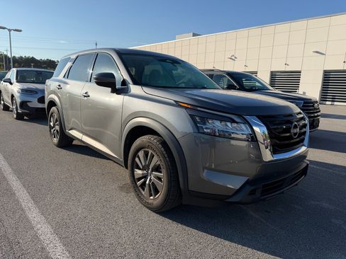 Used 2022 Nissan Pathfinder S FWD image 3