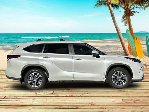 Used 2023 Toyota Highlander XLE image 6