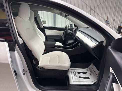 Used 2021 Tesla Model Y Long Range image 24