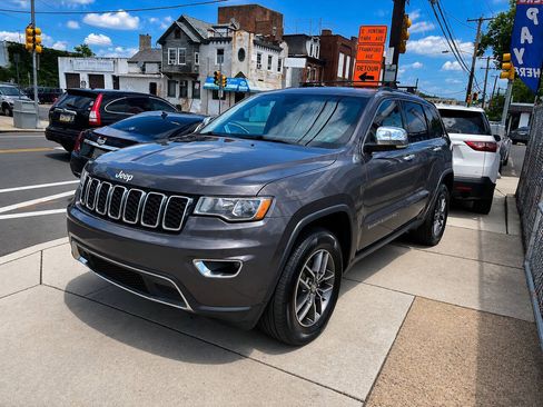 Used 2017 Jeep Grand Cherokee Limited AWD/4WD image 4