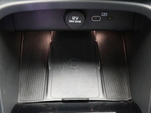 Used 2023 Volvo XC40 B5 Plus image 26