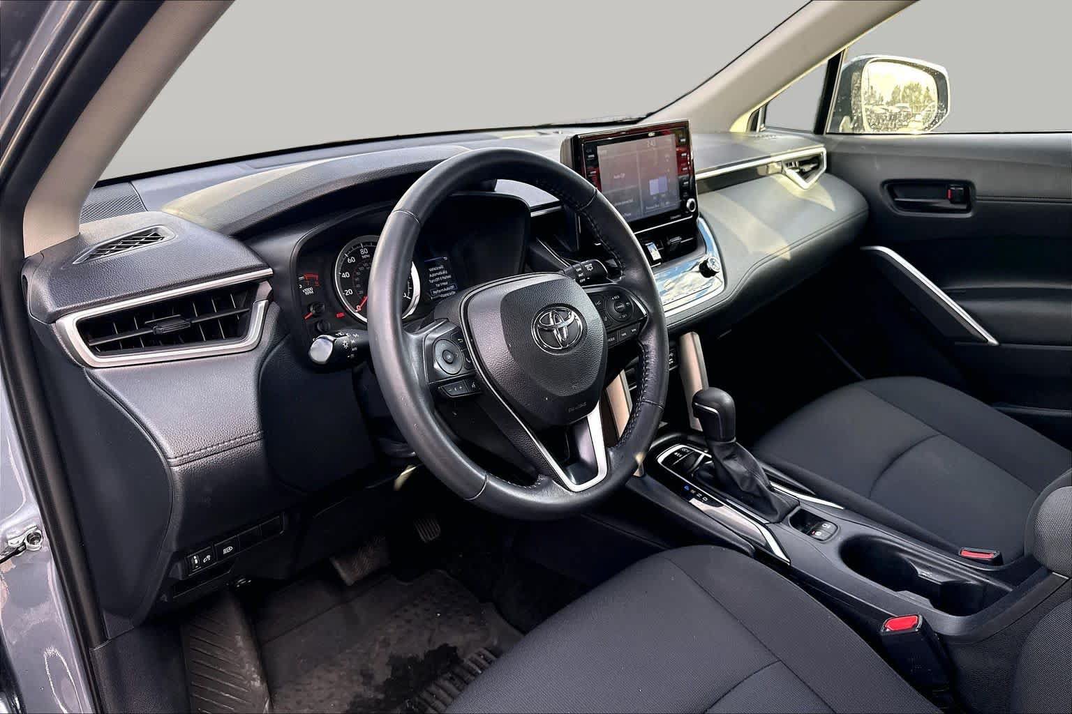Used 2022 Toyota Corolla Cross LE w/ Black Badges Package (TMS) FWD image 17