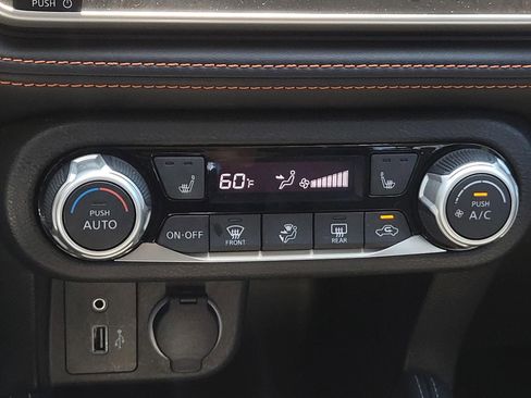Used 2019 Nissan Kicks SR w/ SR Premium Package FWD image 28