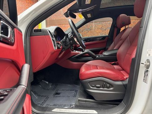 Used 2022 Porsche Cayenne Platinum Edition image 16