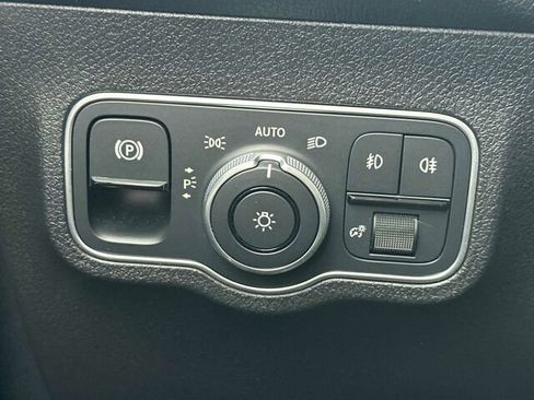 Used 2025 Mercedes-Benz GLB 250 image 33