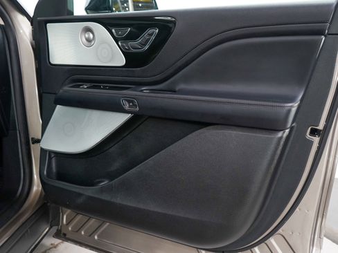 Used 2020 Lincoln Aviator Reserve w/ Equipment Group 202A image 9