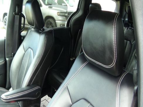Certified 2025 Chrysler Pacifica Select FWD image 18