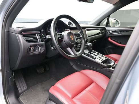 Certified 2022 Porsche Macan image 4