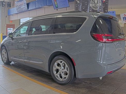 Used 2023 Chrysler Pacifica Limited FWD image 2