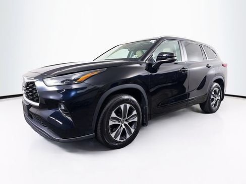 Used 2023 Toyota Highlander XLE AWD/4WD image 3