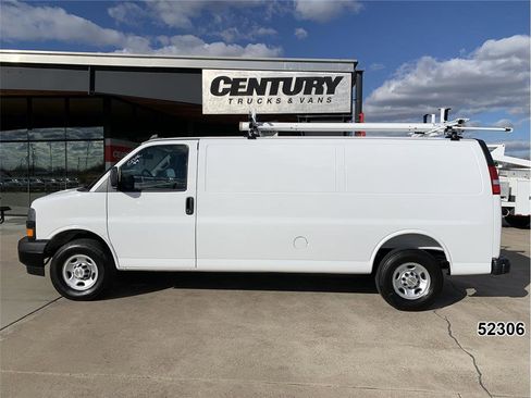 Used 2025 Chevrolet Express 2500 Extended w/ Communications Package image 4