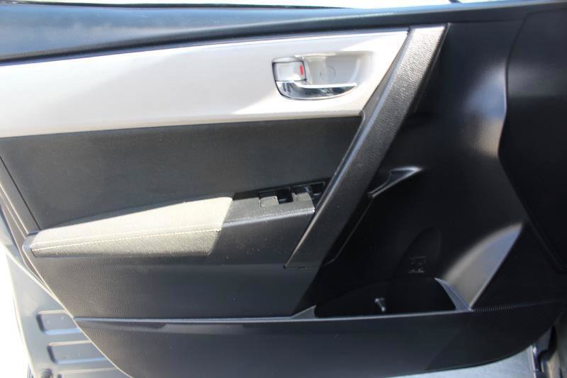 Used 2017 Toyota Corolla LE w/ Carpet Mat Package (TMS) FWD image 13