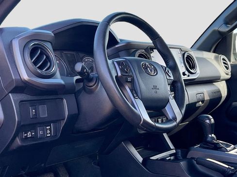 Used 2020 Toyota Tacoma TRD Off-Road w/ Technology Package image 9