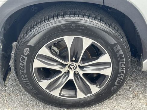 Used 2020 Toyota Highlander XLE FWD image 17