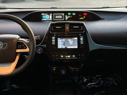 Used 2018 Toyota Prius Two image 28