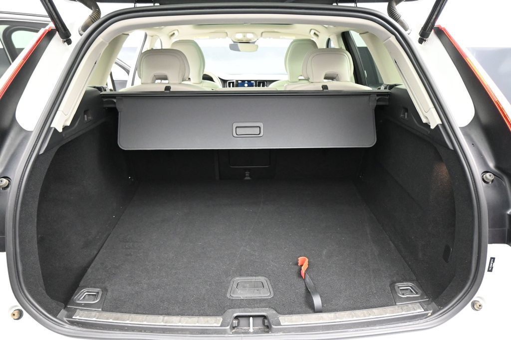Used 2023 Volvo XC60 B5 Plus FWD image 29