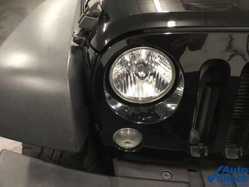 Used 2015 Jeep Wrangler Unlimited Rubicon w/ Connectivity Group image 36