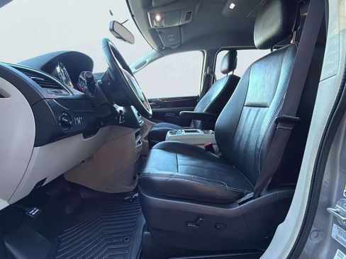 Used 2016 Chrysler Town & Country Touring image 17