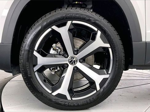 New 2026 Volkswagen Taos SEL image 12