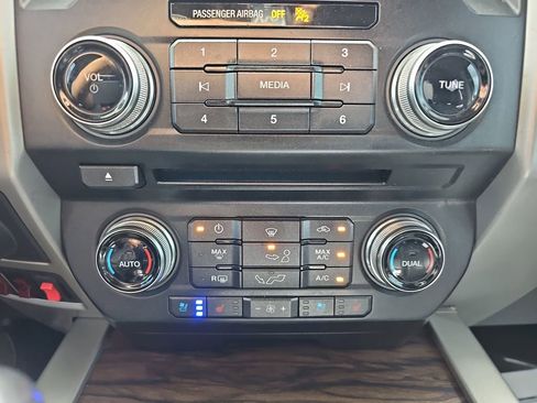 Used 2018 Ford F150 Lariat w/ Equipment Group 502A Luxury AWD/4WD image 28