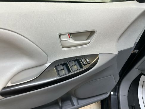 Used 2014 Toyota Sienna L FWD image 25