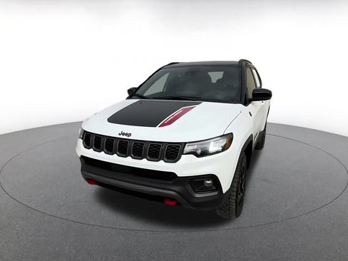 Used 2025 Jeep Compass Trailhawk AWD/4WD image 5