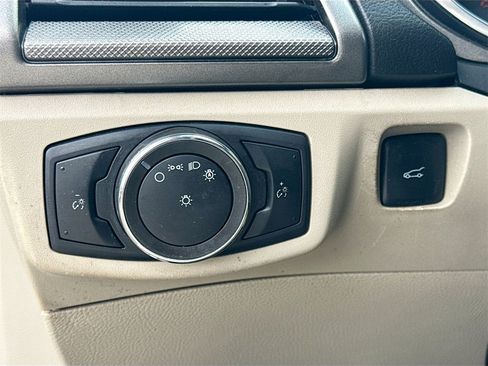 Used 2020 Ford Fusion SE image 11