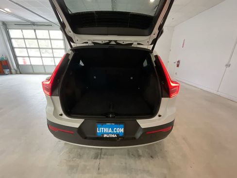 Used 2022 Volvo XC40 T5 Momentum image 23